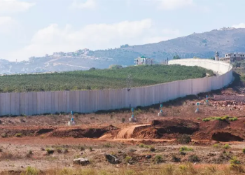 Un soldat libanais braque un RPG sur un char de Tsahal