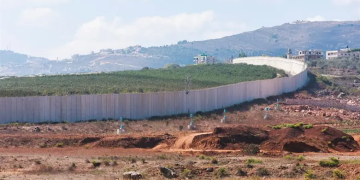 Un soldat libanais braque un RPG sur un char de Tsahal