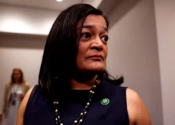 La députée Jayapal risque la censure au Congrès pour avoir qualifié Israël d' »État raciste »