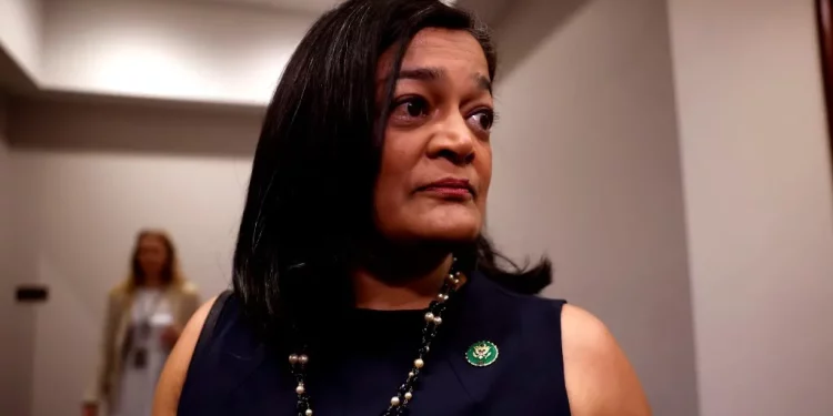 La députée Jayapal risque la censure au Congrès pour avoir qualifié Israël d' »État raciste »