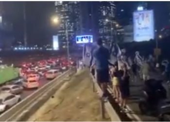 Des dizaines de milliers de manifestants à Tel Aviv. La police : « patience zéro pour les troubles »