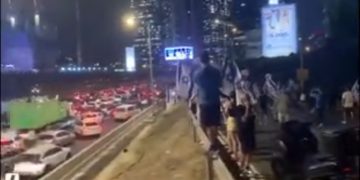 Des dizaines de milliers de manifestants à Tel Aviv. La police : « patience zéro pour les troubles »