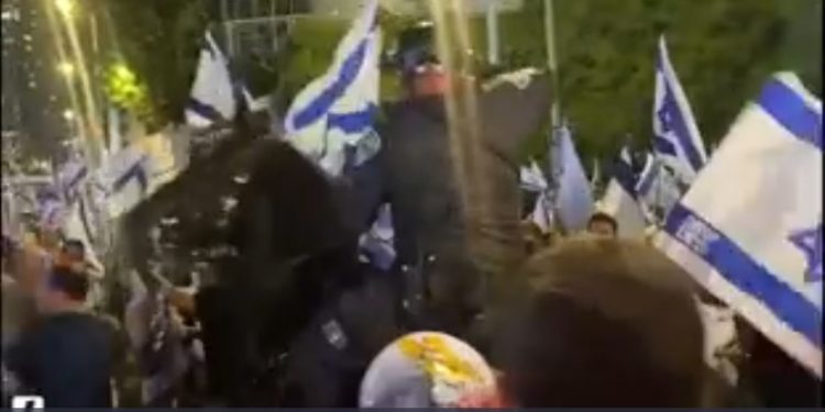 Des dizaines de milliers de manifestants à Tel Aviv. La police : « patience zéro pour les troubles »