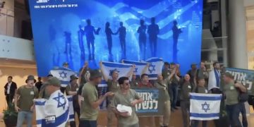 Alors que presque toute la réforme a été abandonnée, les militants de gauche bloquent les routes