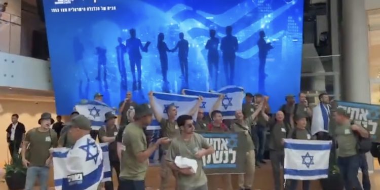 Alors que presque toute la réforme a été abandonnée, les militants de gauche bloquent les routes