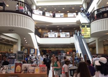 Le Forum des entrepreneurs en grève : des centres commerciaux, banques et entreprises ont fermé