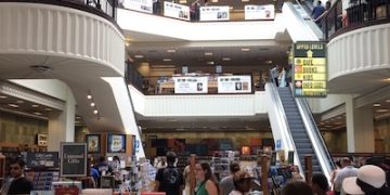 Le Forum des entrepreneurs en grève : des centres commerciaux, banques et entreprises ont fermé