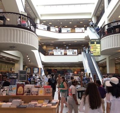 Le Forum des entrepreneurs en grève : des centres commerciaux, banques et entreprises ont fermé