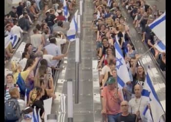 Regardez ce qui s’est passé lorsque des partisans et des opposants à la réforme se sont croisés par hasard à la gare de Jérusalem