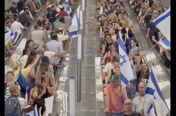Regardez ce qui s’est passé lorsque des partisans et des opposants à la réforme se sont croisés par hasard à la gare de Jérusalem