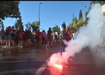 Les activistes « défendent » la démocratie en bloquant la Knesset pour empêcher le vote démocratique – et les médias ne disent rien