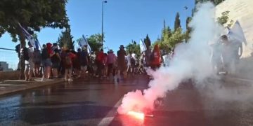 Les activistes « défendent » la démocratie en bloquant la Knesset pour empêcher le vote démocratique – et les médias ne disent rien