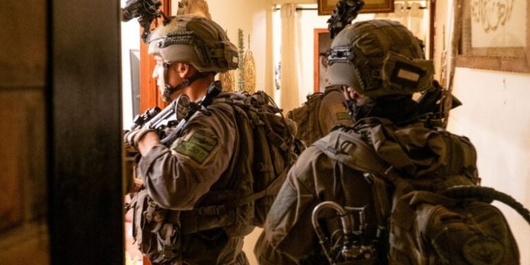 Les forces israéliennes ont arrêté neuf terroristes en Judée Samarie et confisqué des armes