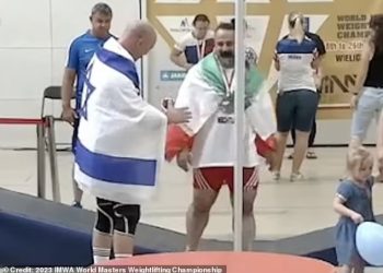 Un haltérophile iranien banni à vie pour avoir serré la main d’un concurrent israélien