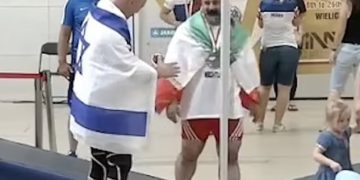 Un haltérophile iranien banni à vie pour avoir serré la main d&rsquo;un concurrent israélien