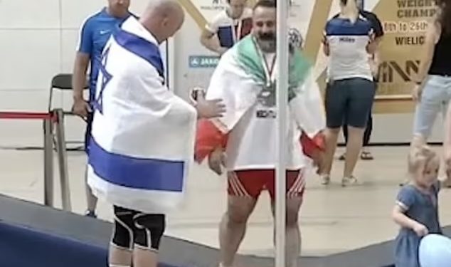 Un haltérophile iranien banni à vie pour avoir serré la main d’un concurrent israélien