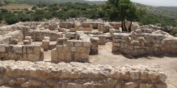 L&rsquo;ancienne synagogue de Horvat Ethri révèle un village juif et des grottes cachées dans la plaine côtière de Judée