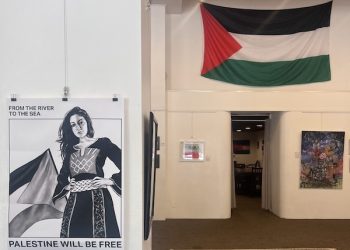 La députée américaine Rashida Tlaib assiste à une exposition d’art anti-israélien glorifiant les « martyrs » arabes