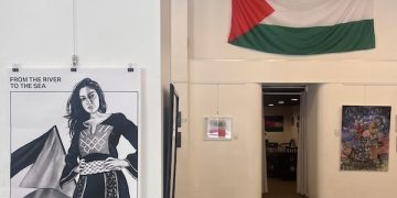 La députée américaine Rashida Tlaib assiste à une exposition d&rsquo;art anti-israélien glorifiant les « martyrs » arabes