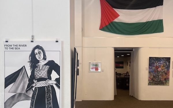 La députée américaine Rashida Tlaib assiste à une exposition d’art anti-israélien glorifiant les « martyrs » arabes