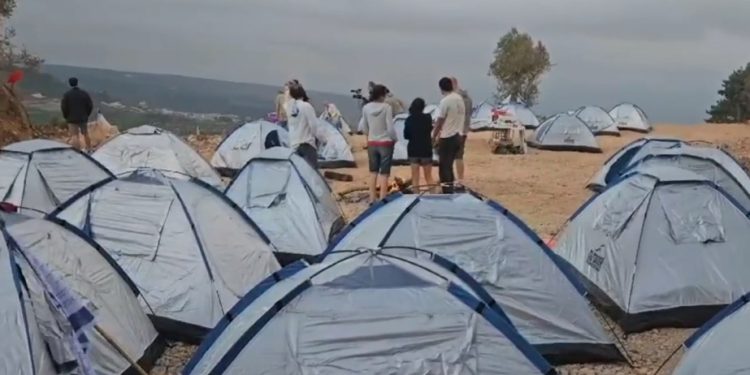 La police autorise des anarchistes à se planter dans le Moshav où la famille Netanyahou est en vacances