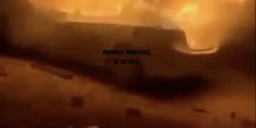 Il y a peu, un civil israélien est entré par erreur dans le village arabe de Turmus Ayya – les Arabes se sont jetés sur sa voiture et l&rsquo;ont brûlée