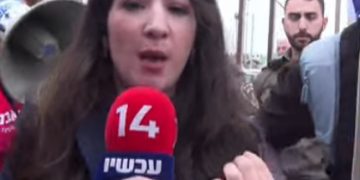 Un militant anti-réforme sera jugé pour avoir agressé une journaliste – mais c’est pour « sauver la démocratie »