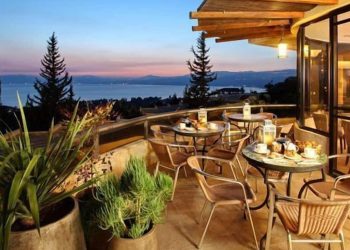 Le couple Netanyahou repart en vacances au moshav de Ramot – en espérant que la police tiendra les anarchistes à distance