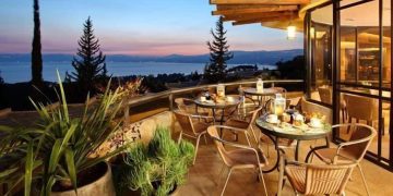 Le couple Netanyahou repart en vacances au moshav de Ramot – en espérant que la police tiendra les anarchistes à distance