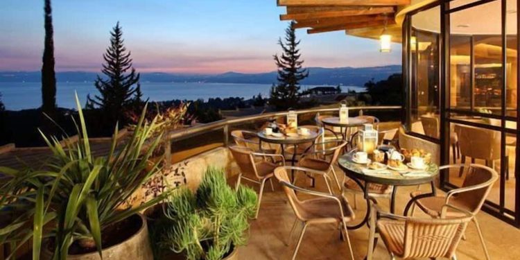 Le couple Netanyahou repart en vacances au moshav de Ramot – en espérant que la police tiendra les anarchistes à distance