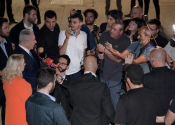 Avant son départ pour les États-Unis, Netanyahou a déclaré : « Les manifestants s&rsquo;associent à l&rsquo;OLP et à l&rsquo;Iran »