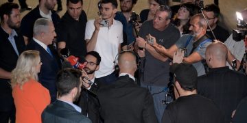 Avant son départ pour les États-Unis, Netanyahou a déclaré : « Les manifestants s&rsquo;associent à l&rsquo;OLP et à l&rsquo;Iran »