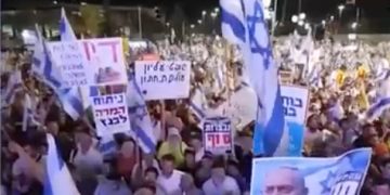 Les Israéliens massivement rassemblés devant la Cour suprême pour montrer que la majorité soutient les réformes