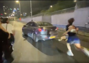 Un automobiliste a accidentellement foncé sur les manifestants sur l&rsquo;autoroute Ayalon