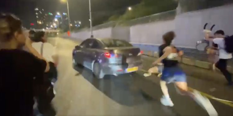 Un automobiliste a accidentellement foncé sur les manifestants sur l’autoroute Ayalon