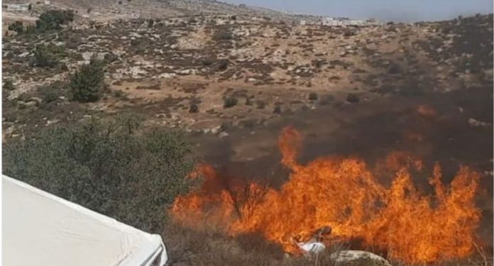 Des émeutiers arabes infiltrent une ville juive près d’Hébron