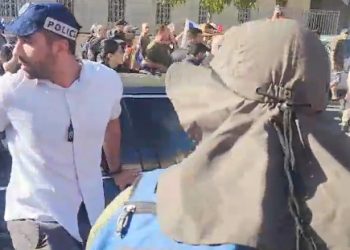 Ah, c&rsquo;est donc ça la démocratie qu&rsquo;ils veulent sauver ! Des activistes ont bloqué Yariv Levin avec leurs corps