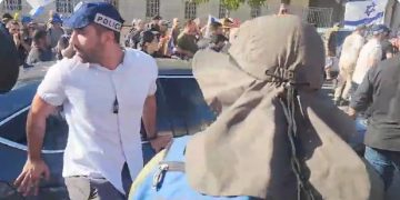 Ah, c’est donc ça la démocratie qu’ils veulent sauver ! Des activistes ont bloqué Yariv Levin avec leurs corps