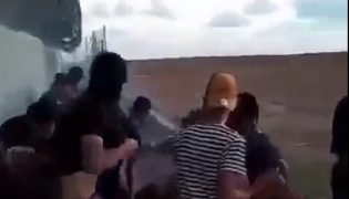 Émeutes à la frontière de Gaza : 6 Arabes tués par leur propre bombe. Boum