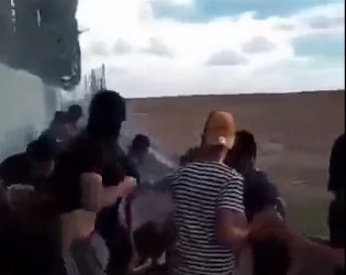 Émeutes à la frontière de Gaza : 6 Arabes tués par leur propre bombe. Boum