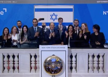 Le drapeau israélien a flotté sur la bourse de New York, qui a honoré Israël et le ministre de l&rsquo;Economie Nir Barkat