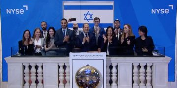 Le drapeau israélien a flotté sur la bourse de New York, qui a honoré Israël et le ministre de l&rsquo;Economie Nir Barkat
