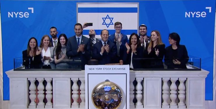 Le drapeau israélien a flotté sur la bourse de New York, qui a honoré Israël et le ministre de l’Economie Nir Barkat