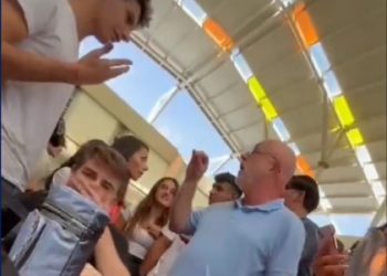 Un directeur d&rsquo;école de Ra&rsquo;anana interdit aux lycéens de mettre les tefilines dans la cour du lycée