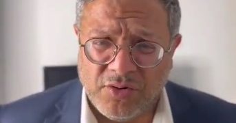 Ben Gvir organise une prière publique au nez des manifestants sur la place Dizengoff – ses alliés désaprouvent