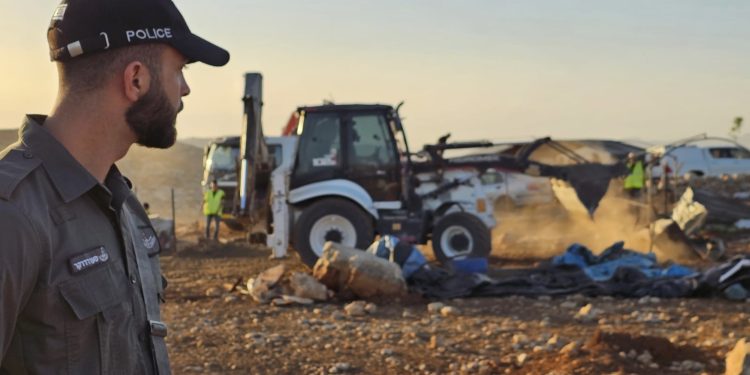 Les forces de sécurité ont détruit des bâtiments juifs illégaux à Givat Sde Yonatan en Binyamin