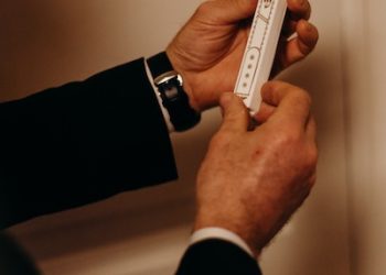 Un livreur arabe arrache la mézouza de la porte d&rsquo;un client et la jette à la poubelle