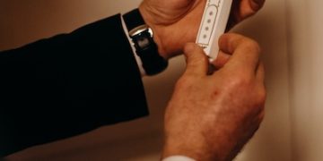 Un livreur arabe arrache la mézouza de la porte d&rsquo;un client et la jette à la poubelle