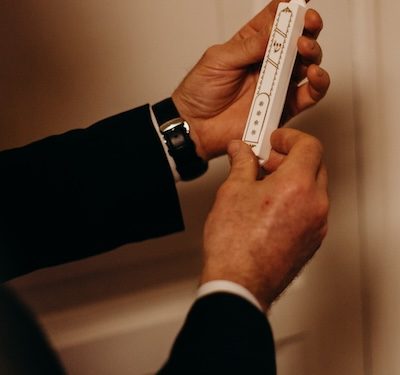 Un livreur arabe arrache la mézouza de la porte d’un client et la jette à la poubelle