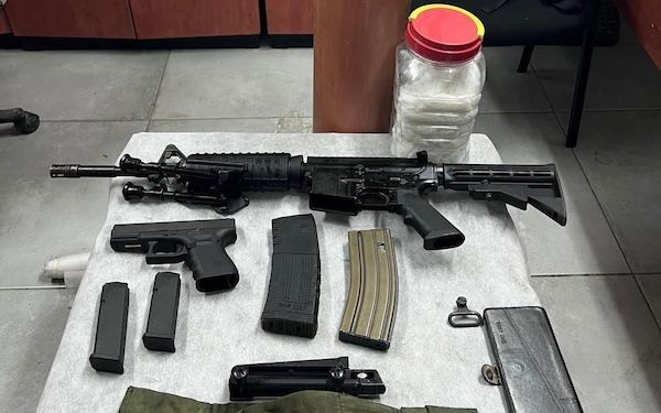 13 terroristes arrêtés, nombreuses armes saisies lors de raids en Judée Samarie